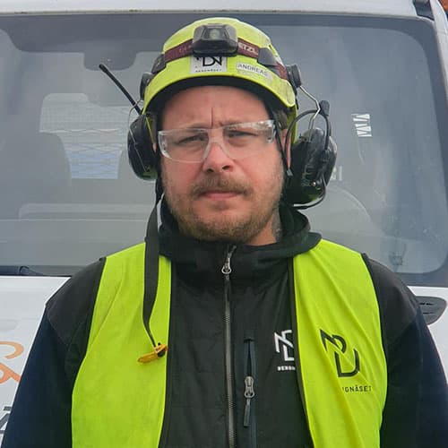Ställningsmontören och förmannen Anders Tengström har varselväst och varselhjälm