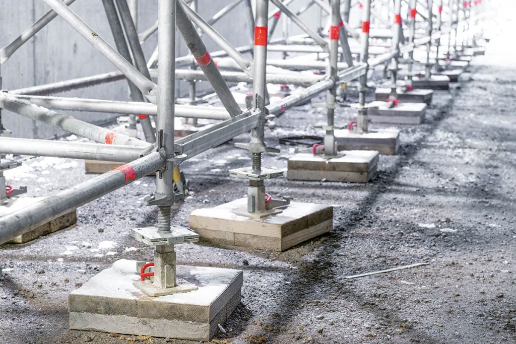 Layher TG 60 med sänkfot för ergonomiskt demontage