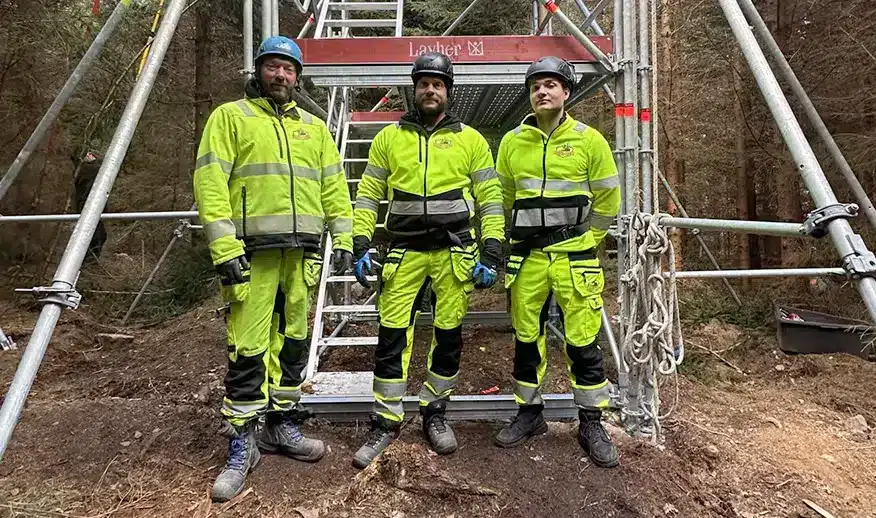 Layher ställningstorn med byggare