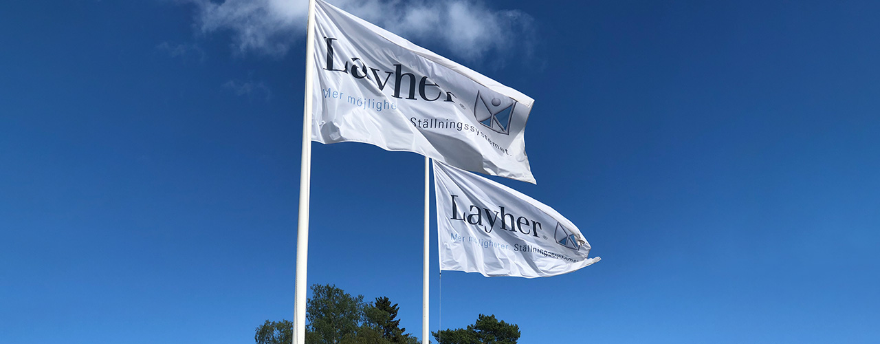 Flaggor med Layhers logga