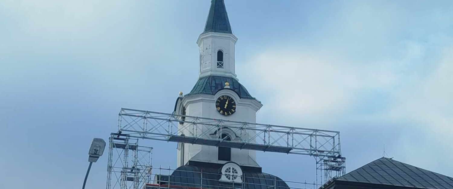 1700-talskyrkan Säbrå kyrka. Kyrktornet med byggställningar runt spiran.