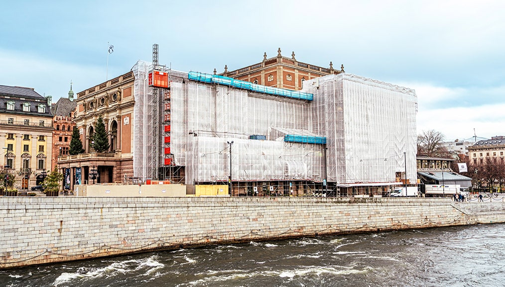 Bild på Kungliga operan i Stockholm med resta byggställningar omkring sig