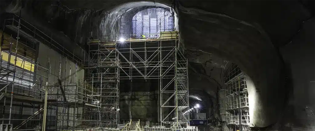Layher byggställning under tunnelbaneprojekt i Stockholm