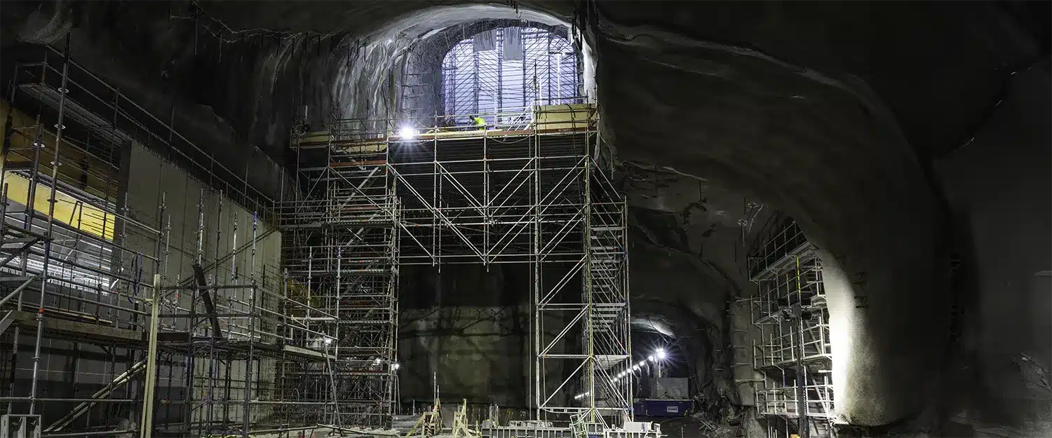 Layher byggställning under tunnelbaneprojekt i Stockholm