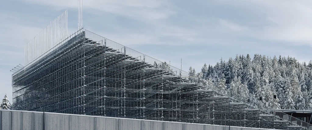 Imponerande läktare för åskådare på skidtävling i Trondheim